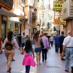 La gente camina por la calle mientras algunas provincias españolas pueden aliviar las restricciones durante la fase uno, en medio del brote de la enfermedad por coronavirus (COVID-19), en el centro de Palma de Mallorca, España. REUTERS / Enrique Calvo