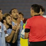 Varios jugadores uruguayos protestando una decisión del árbitro en un partido de las eliminatorias mundialistas contra Brasil celebrado en el Estadio Centenario de Montevideo, Uruguay. Raúl Martínez/Pool vía Reuters