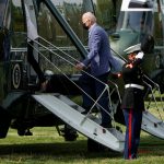 El presidente de Estados Unidos,  Joe Biden, aborda el Marine One hacia Wilmington, Delaware, desde la Casa Blanca en Washington, EEUU, 24 abril 2021.      REUTERS/Joshua Roberts