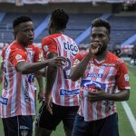 Freddy Hinestroza del Junior celebra después de anotar el primer gol de su equipo durante el partido por los cuartos de final, ida, como parte de la Liga BetPlay DIMAYOR I 2021 entre Atlético Junior e Independiente Santa Fe jugado en el estadio Metropolitano Roberto Meléndez de Barranquilla Foto VizzorImage / Jesús Rico / Cont