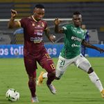 Nilson Castrillón del Tolima disputa el balón con Kevin Velasco del Cali durante partido entre Deportes Tolima y Deportivo Cali por los cuartos de final ida de la Liga BetPlay DIMAYOR I 2021 jugado en el estadio Manuel Murillo Toro de Ibagué Foto: VizzorImage / Joan Stiven Orjuela / Cont