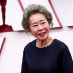Youn Yuh-jung llega a la edición 93 de los Premios de la Academia, en Union Station, en Los Ángeles, EEUU, el 25 de abril de 2021. Chris Pizzello/Pool via REUTERS