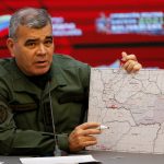 El ministro de Defensa de Venezuela, Vladimir Padrino López, habla con los medios en una conferencia de prensa en el Palacio Miraflores en Caracas. REUTERS/Manaure Quintero