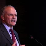 Alejandro Werner, director del Departamento del Hemisferio Occidental del Fondo Monetario Internacional (FMI), habla durante el lanzamiento del informe "Perspectivas Económicas-Américas: Frustradas por la incertidumbre", en Bogotá. REUTERS/Luisa González/