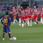 Lionel Messi reaccionando mientras los futbolistas de Granada celebran el gol de la victoria de Jorge Molina
REUTERS/Albert Gea