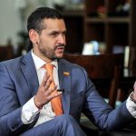 El ministro del Interior de Colombia, Daniel Palacios, habla durante una entrevista en su oficina Carlos Julio Martínez/Ministerio del Interior vía/REUTERS