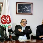 Los antiguos comandantes de la desmovilizada guerrilla de las FARC Pablo Catatumbo, Rodrigo Londoño y Carlos Antonio Lozada, ahora dirigentes del partido político Comunes, atienden una conferencia de prensa en Bogotá. REUTERS/Luisa González