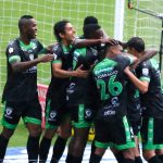Jugadores de Equidad celebran después de anotar el primer gol durante partido por los cuartos de final vuelta de la Liga BetPlay DIMAYOR I 2021 entre Atlético Nacional y La Equidad jugado en el estadio Atanasio Girardot de Medellín.Foto: VizzorImage / Luis Benavides / Cont