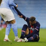 Neymar es ayudado por un rival tras la derrota del PSG en Manchester. Etihad Stadium, Manchester. 4 mayo de 2021. REUTERS/Phil Noble