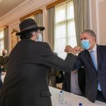 El Jefe de Estado, Iván Duque Márquez, saluda a los dirigentes de distintas organizaciones sindicales que integran el Comité de Paro,  al comenzar el encuentro efectuado este lunes,  en la Casa de Nariño, en busca de acuerdos.Foto: César Carrión – PRESIDENCIA