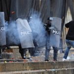 Un manifestante se prepara para lanzar un objeto hacia la agentes de la policía durante las protestas contra la pobreza y la violencia policial, en Bogotá. REUTERS/Luisa Gonzalez