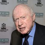 El actor Norman Lloyd posa durante la proyección del 50 aniversario de la película de drama musical "The Sound of Music" en la gala inaugural del Festival de Cine Clásico TCM 2015 en Los Ángeles, California, el 26 de marzo de 2015. REUTERS/Kevork Djansezian/File Photo