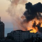 El humo y las llamas se elevan durante los ataques aéreos israelíes, mientras continúa la violencia transfronteriza entre el Ejército israelí y los militantes palestinos, en la ciudad de Gaza.14 de mayo de 2021. REUTERS/Ibraheem Abu Mustafa