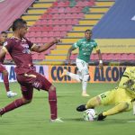 Luis Fernando Miranda del Tolima disputa el balón con Guillermo de Amores arquero del Cali durante partido entre Deportes Tolima y Deportivo Cali por los cuartos de final ida de la Liga BetPlay DIMAYOR I 2021 jugado en el estadio Manuel Murillo Toro de la ciudad de Ibagué.Foto: VizzorImage / Joan Stiven Orjuela / Cont