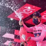 El ciclista colombiano del Ineos Grenadiers Egan Bernal celebra vestido con la 'maglia rosa' en el podio al final de la etapa 9 del Giro de Italia. Castel di Sangro, Italia. 16 mayo 2021. REUTERS/Jennifer Lorenzini