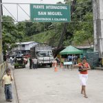 Personas caminan sobre el puente San Miguel en la frontera entre Ecuador y Colombia. REUTERS/Guillermo Granja
