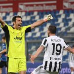 Gianluigi Buffon y Leonardo Bonucci de la Juventus celebran tras ganar la Copa Italia REUTERS / Alberto Lingria