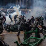 La policía choca con manifestantes en una plaza pública de Bogotá