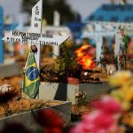 Una bandera nacional brasileña se ve en la tumba de una persona que falleció debido al COVID-19 en el cementerio Parque Taruma en Manaos, Brasil, 20 de mayo de 2021. REUTERS/Bruno Kelly