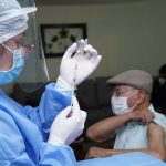 Don Carlos de 93 años fue uno de los primeros mayores vacunado en Bogotá