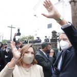El presidente electo de Ecuador, Guillermo Lasso, acompañado de su esposa María de Lourdes Alcívar, saluda en su ceremonia de investidura, en Quito, Ecuador. 24 de mayo de 2021. Presidencia de Ecuador/Handout vía REUTERS