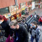 Personas con mascarilla subiendo las escaleras de un puente en Bogotá,  REUTERS/Luisa González