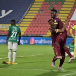 Andrey Estupiñan del Tolima celebra después de anotar el primer gol de su equipo durante partido entre Deportes Tolima y Deportivo Cali por los cuartos de final ida de la Liga BetPlay DIMAYOR I 2021 jugado en el estadio Manuel Murillo Toro de la ciudad de Ibagué Foto : VizzorImage / Joan Stiven Orjuela / Cont