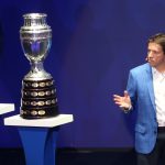 Exfutbolista brasileño Juninho junto a la Copa América durante el sorteo de los partidos en Cartagena. REUTERS/Luisa González