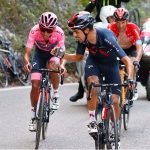 Daniel Felipe Martínez, el "ángel de la guarda" detrás del título de Egan
El corredor de Soacha fue el otro gran protagonista en la conquista del Giro.
Daniel Felipe Martínez le da una voz de aliento a Egan Bernal durante la etapa 17 del Giro de Italia
Milán, 29 de mayo _ RAM_ "Aquí toca botarle huevitos", esa fue la frase clave del día más difícil de Egan Bernal en el recién conquistado Giro de Italia, así lo reveló en medio de risas Daniel Felipe Martínez en diálogo con ESPN. Ese día, cuando se vio que el dueño de la maglia rosa también tenía debilidades, fue cuando la figura de Martínez se hizo más fuerte.
El ciclista de 25 años, debutante este año en el Ineos y para muchos de los amantes del equipo una incógnita hasta el día de hoy, hizo gala de su talento y valor como corredor durante la tercera semana del Giro.
La etapa 17 fue solo el comienzo de las actuaciones estelares del joven nacido en Soacha, a quien ese día Egan Bernal bautizó como su "angel de la guarda", tras guiarlo todo el camino y sin desprenderle la mirada para ver que no desfalleciera.
Las dos siguientes etapas de montaña la fórmula fue la misma, Martínez surgiendo como última carta del zipaquireño para ayudarlo a coronar los ascensos definitivos, en la etapa 19 marchó junto a Egan para recortar las diferencias con Simon Yates y en la fracción 20 lo hizo para recortarlas con Damiano Caruso y dejar fuera de cualquier alternativa al corredor británico.
A Martínez no solo le alcanzó su trabajo como gregario para impulsar a Bernal al título; sino que también para terminar la carrera en el quinto lugar de la clasificación genral, firmando de esta manera su mejor participación en una gran vuelta.
En medio de la nómina de grandes campeones con la que cuenta el Ineos, Daniel Felipe Martínez, campeón del Criterium del Dauphiné en 2020, levanta la mano como uno de los líderes a futuro para la escuadra británica.