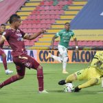 Luis Fernando Miranda del Tolima disputa el balón con Guillermo de Amores arquero del Cali durante partido entre Deportes Tolima y Deportivo Cali por los cuartos de final ida de la Liga BetPlay DIMAYOR I 2021 jugado en el estadio Manuel Murillo Toro de la ciudad de Ibagué Foto: VizzorImage / Joan Stiven Orjuela / Cont