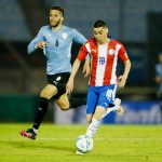 El paraguayo Miguel Almirón en acción contra el uruguayo Rodrigo Bentancur. POOL via REUTERS/Mariana Greif
