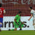 Lionel Messi celebra tras vencer al portero chileno Claudio Bravo con un tiro penal en partido de eliminatoria hacia Mundial. Estadio Unico, Santiago del Estero, Argentina. 3 de junio de 2021.
REUTERS/Agustín Marcarian