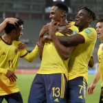 Colombia abrió el marcador en el minuto 40 tras el cobro de una falta en el medio campo por parte de Juan Guillermo Cuadrado quien lanzó al área un balón que inicialmente intentó conectar de cabeza Duván Zapata y que en una segunda jugada cabeceó en medio de los defensas peruanos Yerry Mina para introducirla al fondo de la red del arco defendido por Pedro Gallese.