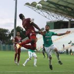 Hernan Menosse del Deportivo Cali disputa el balón con Anderson Angulo del Deportes Tolima durante partido entre  Deportivo Cali  y Deportes Tolima por los cuartos de final Vuelta de la Liga BetPlay DIMAYOR I 2021 jugado en el estadio Armando Maestre Pavajeau de la ciudad de Valledupar.Foto: VizzorImage. / Jairo Cassiani / Contribuidor