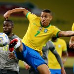 Brasil vs Ecuador - Estadio Beira-Rio, Porto Alegre, Brasil - 4 de junio de 2021. El brasileño Richarlison en acción ante el ecuatoriano Enner Valencia. REUTERS/Diego Vara