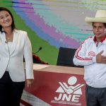 Los candidatos a la presidencia de Perú, la derechista Keiko Fujimori y el socialista Pedro Castillo, saludan al final de su debate en Arequipa, Perú. 30 mayo 2021. REUTERS/Sebastián Castañeda