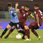 El uruguayo Facundo Torres pelea un balón contra los venezolanos Tomás Rincón y Junior Moreno en el partido por las eliminatorias sudamericanas al Mundial de Qatar 2022 celebrado en el Estadio Olímpico de Caracas, Venezuela. 8 junio 2021 Pool vía Reuters/Matias Delacroix