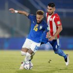 El astro brasileño Neymar disputa un balón con Junior Alonso de Paraguay REUTERS / Cesar
