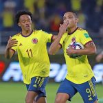 Luis Fernando Muriel  junto a Yerry Mina  celebran gol frente a Argentina por las Eliminatorias Suramericanas a Qatar 2022