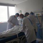 Médicos y enfermeras atienden a un paciente contagido con COVID-19 en la Unidad de Cuidados Intensivos de la Clínica Nueva El Lago, en Bogotá,  REUTERS/Luisa González