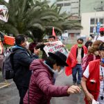 Simpatizantes del candidato presidencial de Perú, Pedro Castillo, bailan frente al Jurado Nacional de Elecciones, en Lima, Perú. 10 de junio de 2021. REUTERS/Angela Ponce