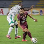 Juan Pablo Nieto del Tolima disputa el balón con Diego Herazo de Equidad durante partido entre Deportes Tolima y La Equidad de ida de las semifinales como parte de la Liga BetPlay DIMAYOR I 2021 jugado en el estadio Manuel Murillo Toro de la ciudad de Ibagué. Foto: VizzorImage / Juan Torres / Cont
