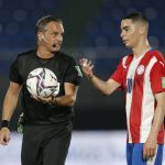 Miguel Almirón junto al árbitro Patricio Loustau en un partido entre Paraguay y Brasil por la eliminatoria mundialista. Estadio Defensores del Chaco, Asunción, Paraguay. 8 jun 2021 REUTERS/Cesar Olmedo