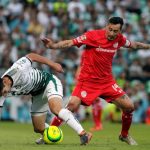 Jesús Angulo de Santos Laguna y Rubens Sambueza de Toluca en un partido del campeonato mexicano. Estadio TSM Corona, Torreón, México. REUTERS/Daniel Becerril