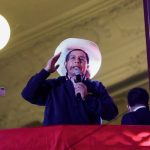 El candidato presidencial socialista Pedro Castillo se dirige a sus partidarios desde la sede del partido "Perú Libre", en Lima, Perú, Junio 10, 2021. REUTERS/Angela Ponce