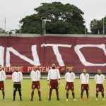 Jugadores de la Selección de Venezuela escuchando los himnos nacionales antes de enfrentarse a Uruguay por las clasificatorias mundialistas en el Estadio Olímpico de Caracas, Venezuela. 8 junio 2021. Pool vía Reuters/Manaure Quintero