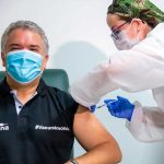 Tras recibir primera dosis de vacuna contra el covid-19, Duque advierte que aglomeraciones son el mayor acelerador del virus y pide evitarlas