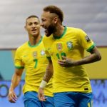 El brasileño Neymar celebra con sus compañeros su segundo gol en el partido inaugural de la Copa América ante Venezuela. REUTERS / Henry Romero
