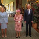 La reina Isabel posa junto al presidente de EEUU, Joe Biden, y la primera dama Jill Biden en el Gran Pasillo del Castillo de Windsor, Reino Unido. 13 junio 2021. Steve Parsons/Pool vía Reuters