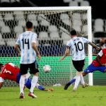 Lionel Messi poco antes de anotar de tiro libre para la selección argentina frente a Chile por el Grupo A de la Copa América. Estadio Nilton Santos, Rio de Janeiro, Brasil. 14 jun 2021. REUTERS/Ricardo Moraes
